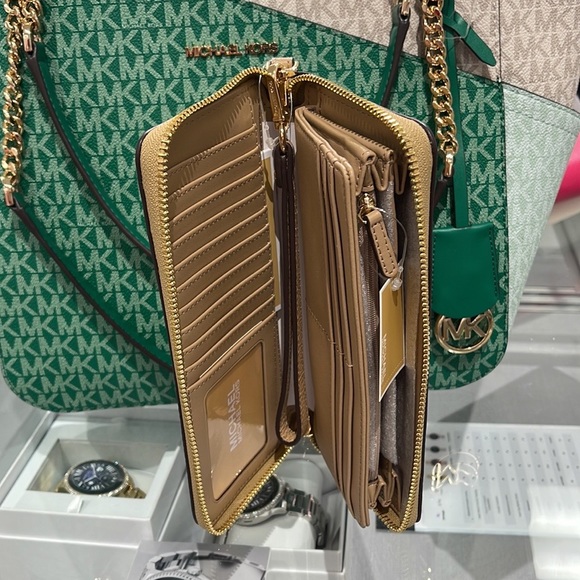 MICHAEL KORS LARGE TRAVEL CONTINENTAL WRISTLET WALLET PHONEHOLDER  
CAMEL - Picture 5 of 16